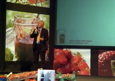 Fabio D'Anna dell'Universita' degli Studi di Palermo ha prima ricordato l'elevato indice di precocita' delle fragole siciliane (ottenute prevalentemente nella provincia di Trapani) e quindi l’importanza della fragolina di bosco fino agli anni ’70 in questi territori. Ha auspicato infine l’utilizzo di un marchio che caratterizzi il prodotto di qualita'.