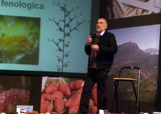 Il prof. Davide Neri dell’Universita' Politecnica delle Marche ha spiegato come l’architettura della pianta di fragola puo' diventare un utile strumento per valutarne la qualita', descrivendone il comportamento vegetativo e la distribuzione degli organi vegetativi e riproduttivi, (quali gemme e stoloni).