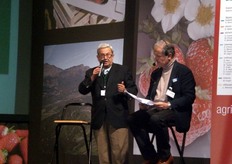 Josè Lopez-Aranda dell’IFAPA – Junta de Andalusia (a sinistra, nella foto) ha illustrato la grande organizzazione della fragolicoltura della regione spagnola di Huelva: 6.500 ettari, 2.000 aziende, un ciclo di coltivazione da ottobre a giugno, principalmente di piante fresche a radice nuda e varieta' a giorno corto.