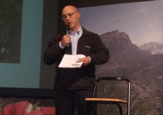 Philip Lieten di Fragaria Holland ha invece illustrato il mercato nel Nord Europa, Germania, Regno Unito e Paesi Bassi. La maggior parte delle fragole prodotte in Germania viene venduta direttamente dai produttori ai consumatori o ai supermercati. Coltivata sul 68% della superficie, la varieta' Elsanta resta la piu' diffusa in Germania, ma e' anche la varieta' preferita tra quelle destinate ai supermercati inglesi. Nel Regno Unito, circa il 40% della superficie destinata a fragole e' coltivata con cultivar rifiorenti, una tendenza in aumento, come e' anche la produzione fuori suolo. In Belgio, il 20% delle fragole e' venduto attraverso un sistema di aste, percentuale che cresce al 60% in Olanda.