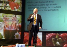 "Per il prof. Luca Lanini dell’Università Cattolica del Sacro Cuore di Piacenza, il consumo di fragole puo' aumentare lavorando su tre diverse direzioni: spingere per destagionalizzare il consumo (fragole tutto l’anno e non solo in primavera), migliorare le strategie delle imprese con un’organizzazione commerciale e produttiva efficace e, infine, su lato del marketing, comunicazione al consumatore. Infine, collaborazione con i settori tecnico-scientifici della ricerca varietale e delle analisi qualitative, che sono al "servizio" e di fondamentale supporto a questi "assi" prioritari."