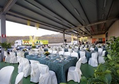 L'allestimento per la festa di inaugurazione fu talmente fastoso, che molti passanti pensarono si trattasse di un matrimonio.