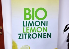 "Dal 2001 l'azienda opera nel settore biologico, con una rigorosa professionalita' degli associati (ad oggi 2 OP e 437 soci singoli, per un totale di 674 aderenti) e con particolare attenzione alle tecniche di coltivazione e lavorazione, che garantiscono ai prodotti un'elevata qualita'. La scritta "limoni" anche in inglese e in tedesco testimonia della vocazione internazionale di C.A.I., che infatti esporta l'80 per cento della sua produzione agrumicola."