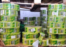 Ogni retina puo' essere corredata dai nastri forniti direttamente dal cliente, in questo caso dalla catena tedesca di supermercati Edeka.