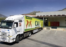 Lo stabilimento ha una capacità di lavorazione di 80 tonnellate/giorno ed è dotato di 6 rampe di carico/scarico per i camion.