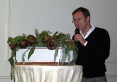 "Tra i componenti principali del carciofo - ha spiegato Ramondo – ci sono le fibre. I minerali principali sono il sodio, il potassio, il fosforo e il calcio. Tra le vitamine prevalgono la B1, B3 e piccole quantità di vitamina C. Ma le attività farmacologiche del carciofo sono legate alla presenza di derivati dell’acido caffeico come l’acido clorogenico e la cinarina, che mostrano effetti antiossidanti ed epatoprotettivi, e dei flavonoidi"."