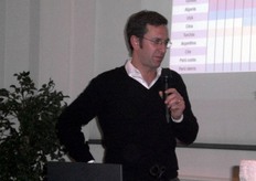 L'Italia è il primo produttore a livello mondiale (circa il 40% del totale), con la coltivazione concentrata in Sicilia, Sardegna e Puglia. Seguono Spagna e Francia. Negli Stati Uniti la maggior produzione di carciofi si ha nello Stato della California.