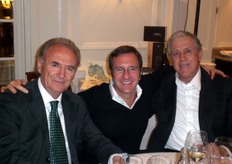 Edoardo Ramondo (al centro) con il padre Giovanni (a destra).