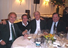 Edoardo Ramondo con il padre e alcuni partecipanti alla degustazione.