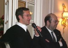 Edoardo illustra alcuni abbinamenti.