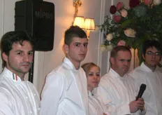A fine serata, i saluti dello chef Ruggero Rolando (con il microfono in mano) e dei suoi assistenti.