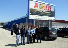 Dopo la mattinata trascorsa in campo, il gruppo si è spostato per una visita presso la fiera AGREM di Vittoria, che proprio quel giorno apriva i battenti. Da sinistra: Rosario Novara (Siriac srl); Ignazio Speciale (Siriac srl); Maria Luisa Palermo (Soat Mazara del Vallo); Germana Signorino (Soat Mazara del Vallo); Angelo Sturiano (socio produttore Coop La Serra); Giovanni Pipitone (presidente Coop La Serra).