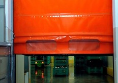 L'area di conferimento è divisa da quella di lavorazione mediante apposite porte di accesso.