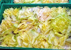 Dettaglio del radicchio variegato in cassetta.