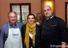 "Un saluto ai lettori di FreshPlaza da parte di Rodolfo e Cristiana Furiani, qui fotografati insieme allo chef del ristorante "La Colombara"."