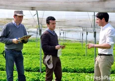 Matteo Bano (sulla destra, responsabile per lo sviluppo di Gautier Sementi al Nord e Centro Italia), mentre fornisce indicazioni a due imprenditori agricoli.