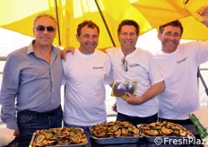 Gli artefici delle bonta' gastronomiche del giorno hanno ovviamente utilizzato melanzane Velia F1. Nella foto, da sinistra a destra Carmelo Savarino, Ignazio Ficili, Emiliano Settimieri e Massimo Ficili.