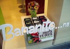 "I negozi Bananito specializzati nella vendita di frutti e sapori che arrivano direttamente da culture e paesi esotici, ma da vivere e gustare "all'italiana". Via libera, dunque, a frutta fresca, macedonie, succhi, gelati, fruit toys, ecc."