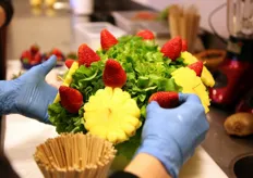 Fase di preparazione di un bouquet di frutta.