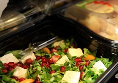 Tante anche le soluzioni di insalate creative, con un ricercato e sfizioso connubio di frutta e verdura.