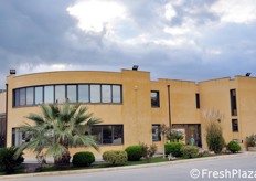 FreshPlaza si e' recentemente recata in visita presso lo stabilimento di Ispica (Ragusa) dell'azienda Pevianifrutta. Realizzato nel 1998, lo stabilimento si estende su una superficie complessiva di 40.000 metri quadrati, di cui 5.500 coperto.