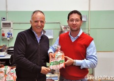 Massimo Pavan insieme al tecnico agronomo dell'azienda, Giuseppe Gradanti, responsabile per l'applicazione in campo dei disciplinari previsti dagli standard di Produzione Intergrata. Tutte le aziende di coltivazione sono certificate GlobalGAP.