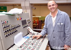 "Il responsabile di magazzino Rosario Alecci al "banco di comando" delle diverse linee di lavorazione e confezionamento delle carote."