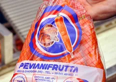 Dettaglio di un sacchetto di carote a marchio Pevianifrutta.