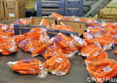 Sacchetti pronti per il confezionamento in cartoni.