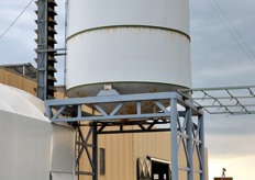 Questo silos e' destinato alla raccolta del prodotto scartato, che verra' impiegato per la produzione di mangimi per animali.