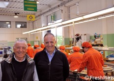 Ennio e Massimo Pavan nella sala destinata alla lavorazione del pomodoro. Oltre alla carota, infatti, in questo stabilimento transitano, per 11 mesi l'anno, diverse colture orticole di produzione locale, quali patate, pomodori, angurie e meloni, zucchine.