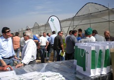 Con questo genere di eventi, Monsanto offre ai clienti la possibilita' di osservare, toccare e testare con le proprie mani il prodotto.