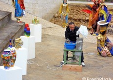 Artista della ceramica all'opera.
