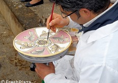 Decorazione a mano di una ceramica.