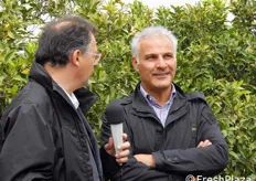 Un giornalista intervista Peppe Pasciuta, presidente del Consorzio di Tutela dell'Arancia di Ribera DOP.
