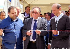 "Il taglio del nastro da parte del Sindaco di Acate, Giovanni Caruso, affiancato dal produttore-gestore del centro dimostrativo Monsanto, Giuseppe "Peppe" Ottone (a sinistra), e da Mauro Ferrari (a destra)."