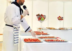 Uno chef presenta alcuni piatti creati con i peperoni e i pomodori Monsanto come ingredienti principali.