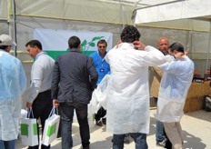 Visita guidata alle serre: prima di entrare, si indossano gli indumenti protettivi a garanzia della sicurezza e dell'integrita' fitosanitaria delle colture.