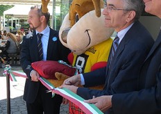 "Il momento del taglio del nastro augurale del punto vendita "Frutteria", da parte di Tiberio Rabboni."