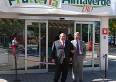 Rino Mini (Galvanina) e Paolo Pari (Almaverde Bio) insieme di fronte alla Frutteria.