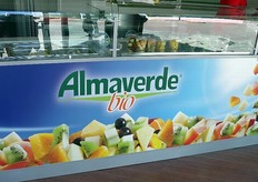 Per un pranzo salutare ed energetico si potranno scegliere le ricche insalatone pronte al consumo, o richiedere i frullati, i centrifugati, le spremute: tutto esclusivamente a base di prodotti certificati biologici!