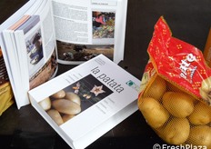 Per la preparazione di questo volume sono stati coinvolti 104 autori, tra cui 24 stranieri e 24 giornalisti; 10 paesi leader; 13 Universita' italiane, 40 esperti della filiera della patata. I capitoli dell'opera sono 92.