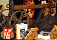 "Coreografie "a base di patate" sul palco."