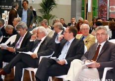 In prima fila, da destra, l'Assessore all'Agricoltura della Regione Emilia-Romagna Tiberio Rabboni, l'AD di Bayer CropScience, Frank Terhorst, il presidente di Patfrut, Luciano Torreggiani e il direttore del Consorzio agrario di Bologna, Modena, Reggio Emilia e Parma, Angelo Barbieri.