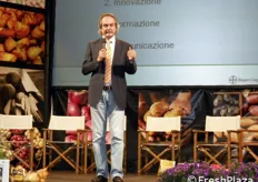 "Renzo Angelini ha presentato il nuovo volume "La Patata"."