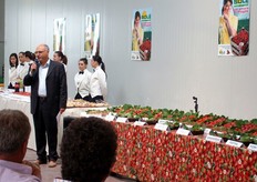 "Il Direttore della Coop Sole, Pietro Ciardiello, il quale ha dichiarato: "Le fragole rappresentano il prodotto di punta della nostra offerta. Le favorevoli condizioni pedoclimatiche dell'areale e l'esperienza maturata nella tecnica di coltivazione ci consentono di ottenere un frutto di qualita' superiore; il gusto, il colore e la forma, la shelf-life sono gli aspetti che curiamo maggiormente"."