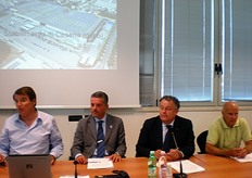 Un momento dell'intervento di Renzo Piraccini (primo a sinistra nella foto). Accanto a lui, da sinistra a destra: Paolo Lucchi, Sindaco di Cesena, Massimo Bulbi, Presidente della provincia di Forli'-Cesena ed Enzo Treossi, Presidente Apofruit.