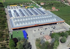 Stabilimento Apofruit di Vignola con pannelli fotovoltaici. Veduta aerea - aprile 2011.