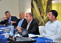 Carmelo Iacono introduce i lavori commentando un filmato istituzionale di apertura sulla storia e l'evoluzione di Enza Zaden, compagnia sementiera fondata nel 1938 nei Paesi Bassi.