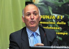 "Il Prof. Davino ha concluso la propria relazione ricordando che la frontiera delle biotecnologie sara' l'unica praticabile per rapidi adattamenti delle selezioni varietali al mutevole quadro dei patogeni vegetali. Le biotecnologie, spesso ingiustamente demonizzate, hanno invece il pregio di introdurre nelle nuove selezioni solo le porzioni di genoma utili al contrasto di determinate fitopatie, invece di trasferire una miriade di altri geni correlati, come nel metodo dell'ibridazione tradizionale. "La biotecnologia e' come l'alta sartoria", ha esemplificato il Prof. Davino."